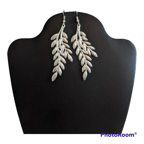 133. ⭐ FINAL PRICE ⭐ Silver Leaf Drop Earrings - Picture 3 of 5